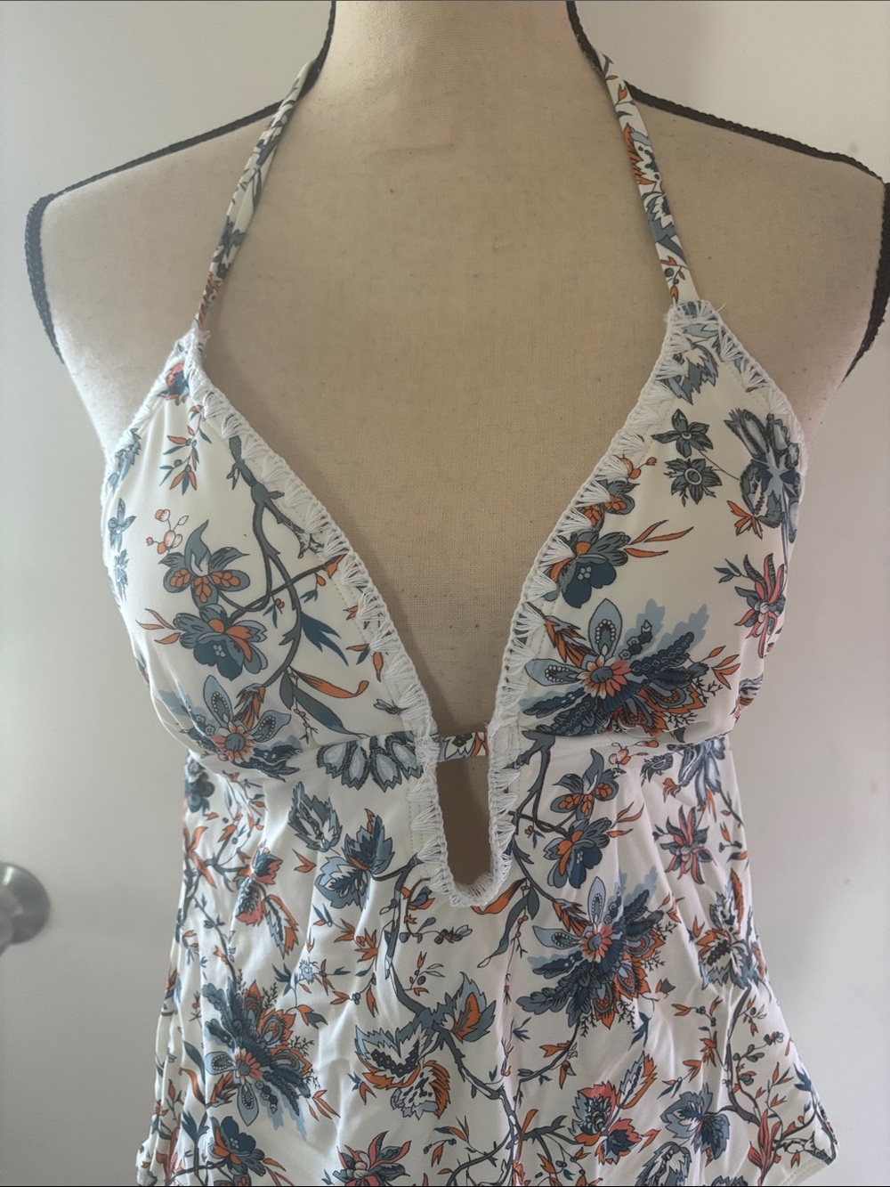 Cupshe stitch Floral Halter V-Neck Women’s Top in White - Picture 2 of 9